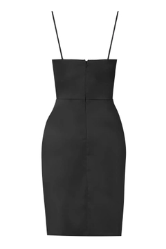 Bir model, Fervente toptan giyim markasının FRV10971 - Black toptan Elbise ürününü sergiliyor.
