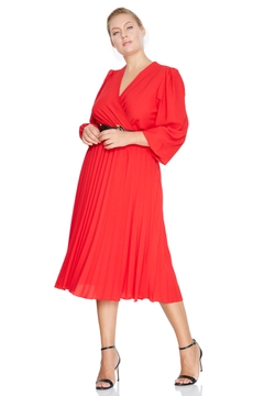 A wholesale clothing model wears FRV10974 - Plus Size Crepe Long Sleeve Midi Dress, Turkish wholesale Dress of Fervente