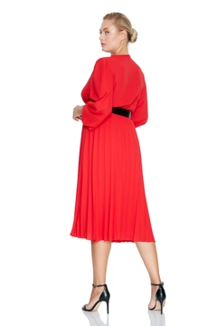 A wholesale clothing model wears FRV10974 - Plus Size Crepe Long Sleeve Midi Dress, Turkish wholesale Dress of Fervente