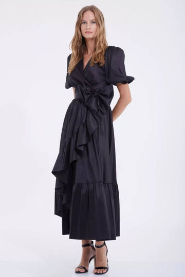 Ein Bekleidungsmodell aus dem Großhandel trägt  Schwarzes  Ärmelloses Midikleid Aus Taft
, türkischer Großhandel Kleid von Fervente