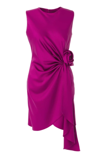 Een kledingmodel uit de groothandel draagt  Mouwloze mini-jurk van fuchsiakleurig satijn
, Turkse groothandel Jurk van Fervente