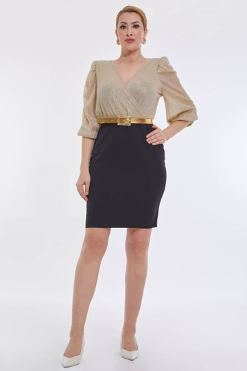 Bir model, Fervente toptan giyim markasının  Gold Büyük Beden Tül 3/4 Kol Mini Elbise
 toptan Elbise ürününü sergiliyor.