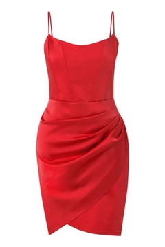 Bir model, Fervente toptan giyim markasının frv11860-red-plus-size-satin-sleeveless-mini-dress toptan Elbise ürününü sergiliyor.