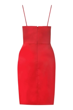 Una modelo de ropa al por mayor lleva frv11860-red-plus-size-satin-sleeveless-mini-dress, Vestido turco al por mayor de Fervente