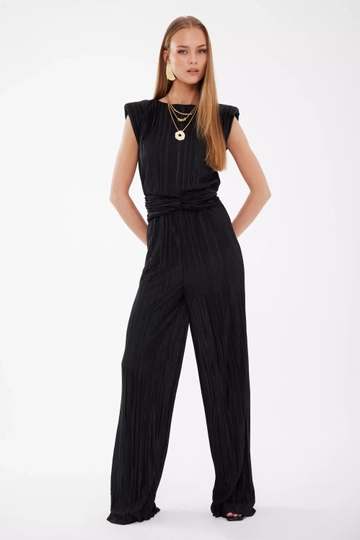 Bir model, Fervente toptan giyim markasının  Siyah Sandy Kolsuz Maxi Tulum
 toptan Tulum ürününü sergiliyor.