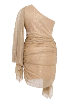 A wholesale clothing model wears frv12090-gold-plus-size-moonlight-single-sleeve-mini-dress, Turkish wholesale Dress of Fervente