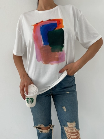 Ein Bekleidungsmodell aus dem Großhandel trägt  Bedrucktes Basic-T-Shirt
, türkischer Großhandel T-Shirt von Fiori