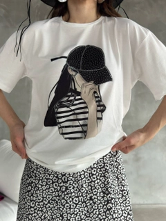 A wholesale clothing model wears fio10337-girl-with-stony-hat-printed, Turkish wholesale Tshirt of Fiori