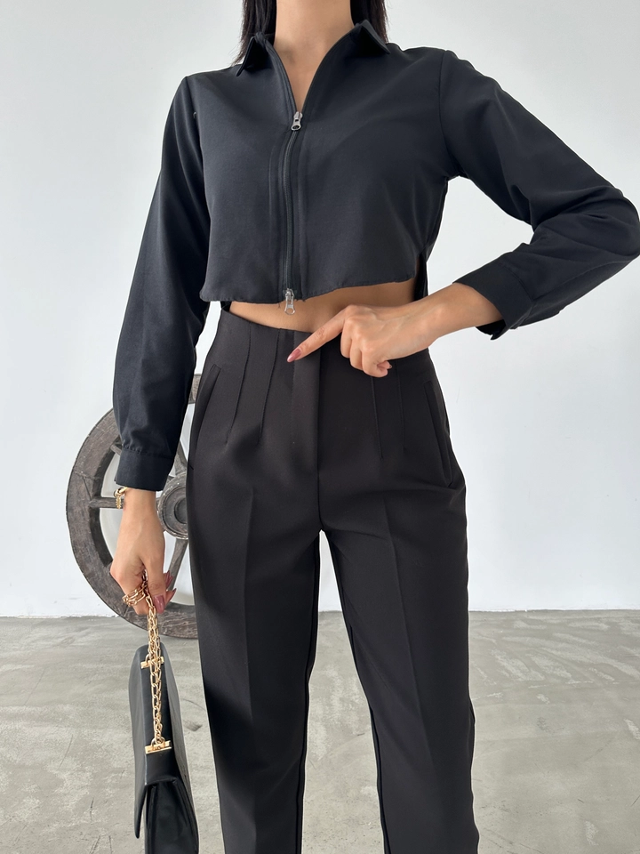 A wholesale clothing model wears fio10351-long-sleeve-zippered-poplin-women's-shirt, Turkish wholesale Crop Top of Fiori