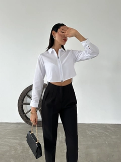 A wholesale clothing model wears fio10352-long-sleeve-zippered-poplin-women's-shirt, Turkish wholesale Crop Top of Fiori