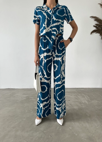 Bir model, Fiori toptan giyim markasının  Beli Lastikli Etnik Desenli Etek
 toptan Pantolon ürününü sergiliyor.