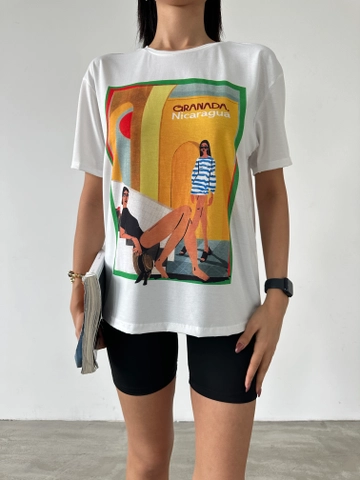 Ένα μοντέλο χονδρικής πώλησης ρούχων φοράει  Μπλουζάκι Contrast Girl Printed
, τούρκικο T-shirt χονδρικής πώλησης από Fiori