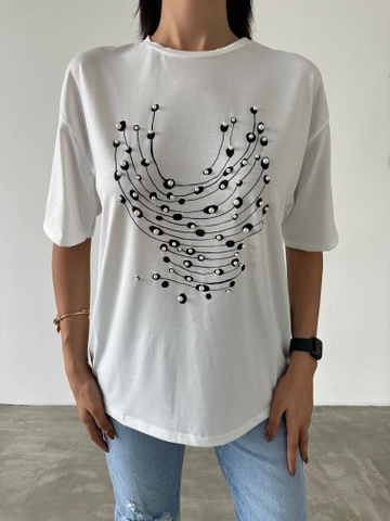 Um modelo de roupas no atacado usa  Camiseta Estampada Com Detalhes Em Pérolas
, atacado turco Camiseta de Fiori