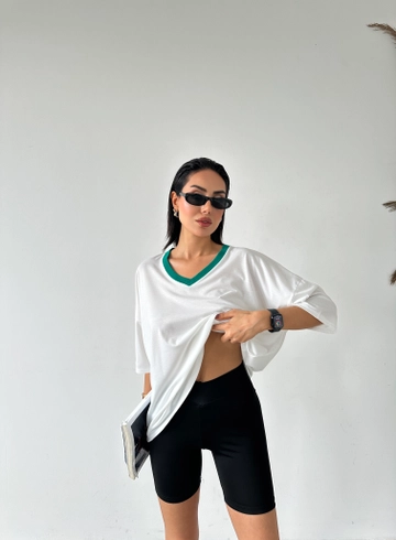 Bir model, Fiori toptan giyim markasının  Yakası Renkli V Yaka Basic T-shirt
 toptan Tişört ürününü sergiliyor.