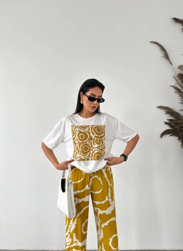 Bir model, Fiori toptan giyim markasının  Etnik Desen Baskılı T-shirt
 toptan Tişört ürününü sergiliyor.
