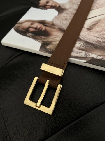 Una modelo de ropa al por mayor lleva  Cinturón De Mujer Con Puente De Hebilla Cuadrada
, Cinturón turco al por mayor de Fiori