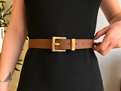 A wholesale clothing model wears fio10244-square-buckle-bridge-women's-belt, Turkish wholesale Belt of Fiori