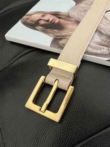 Una modella di abbigliamento all'ingrosso indossa  Cintura da Donna con Ponte Fibbia Quadrata
, vendita all'ingrosso turca di Cintura di Fiori