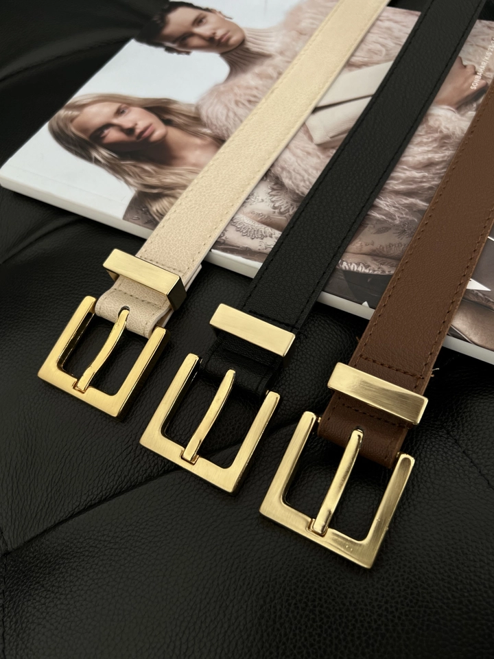 A wholesale clothing model wears fio10247-square-buckle-bridge-women's-belt, Turkish wholesale Belt of Fiori