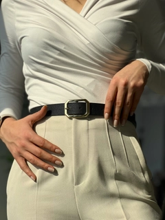 A wholesale clothing model wears fio10255-angular-buckle-women's-belt, Turkish wholesale Belt of Fiori
