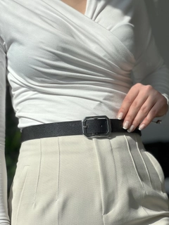 A wholesale clothing model wears fio10256-angular-buckle-women's-belt, Turkish wholesale Belt of Fiori