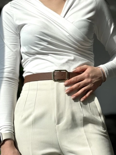 A wholesale clothing model wears fio10257-angular-buckle-women's-belt, Turkish wholesale Belt of Fiori