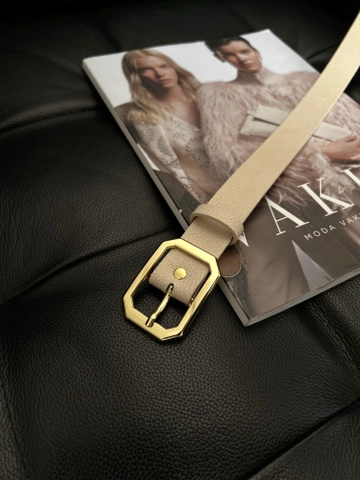 Una modelo de ropa al por mayor lleva  Cinturón De Mujer Con Hebilla Angular
, Cinturón turco al por mayor de Fiori