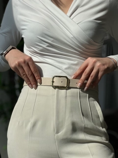 A wholesale clothing model wears fio10258-angular-buckle-women's-belt, Turkish wholesale Belt of Fiori