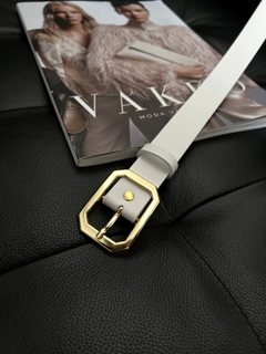 A wholesale clothing model wears fio10259-angular-buckle-women's-belt, Turkish wholesale Belt of Fiori