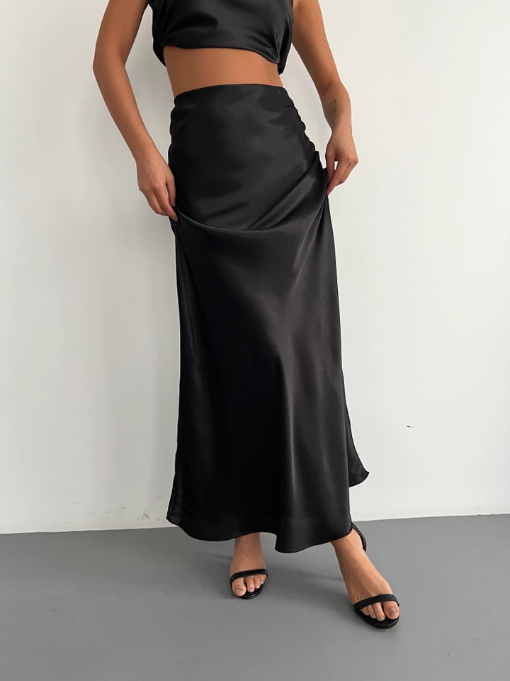 A wholesale clothing model wears fio10267-luxury-quality-satin-skirt, Turkish wholesale Skirt of Fiori