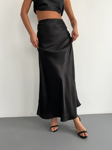 Ένα μοντέλο χονδρικής πώλησης ρούχων φοράει  Σατέν Φούστα Πολυτελείας Ποιότητας
, τούρκικο Φούστα χονδρικής πώλησης από Fiori