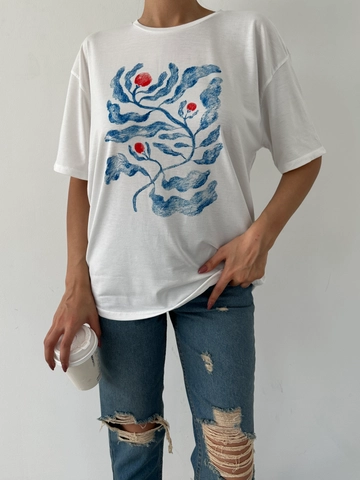 Una modella di abbigliamento all'ingrosso indossa  T-shirt Basic Stampata
, vendita all'ingrosso turca di  di Fiori