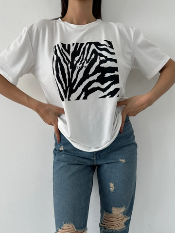 Una modella di abbigliamento all'ingrosso indossa  T-shirt Basic Stampata
, vendita all'ingrosso turca di Maglietta di Fiori