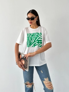 A wholesale clothing model wears fio10291-printed-basic, Turkish wholesale Tshirt of Fiori