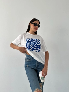 A wholesale clothing model wears fio10292-printed-basic, Turkish wholesale Tshirt of Fiori