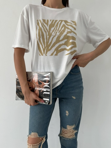 Una modella di abbigliamento all'ingrosso indossa  T-shirt Basic Stampata
, vendita all'ingrosso turca di Maglietta di Fiori