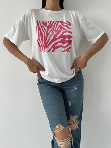 Una modella di abbigliamento all'ingrosso indossa  T-shirt Basic Stampata
, vendita all'ingrosso turca di  di Fiori