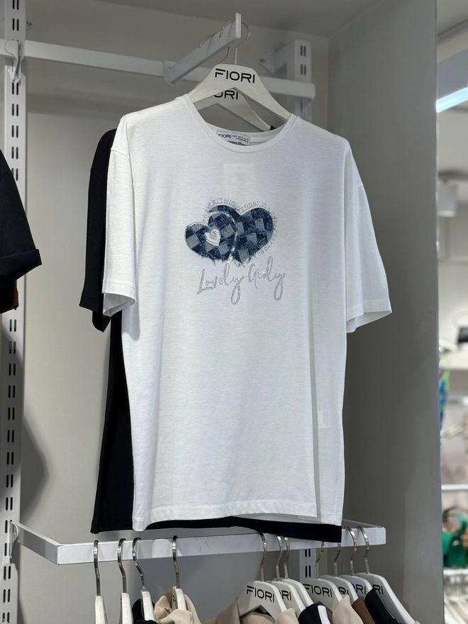 Fiori T Shirt Mit Herz Print Großhandelskleidung Lässig