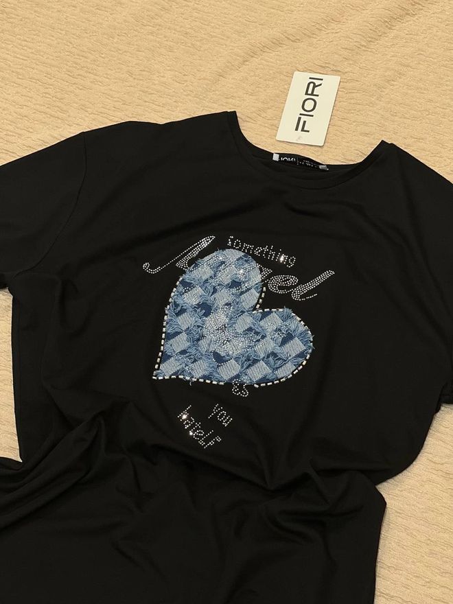 Fiori T Shirt Mit Herz Print Großhandelskleidung Lässig