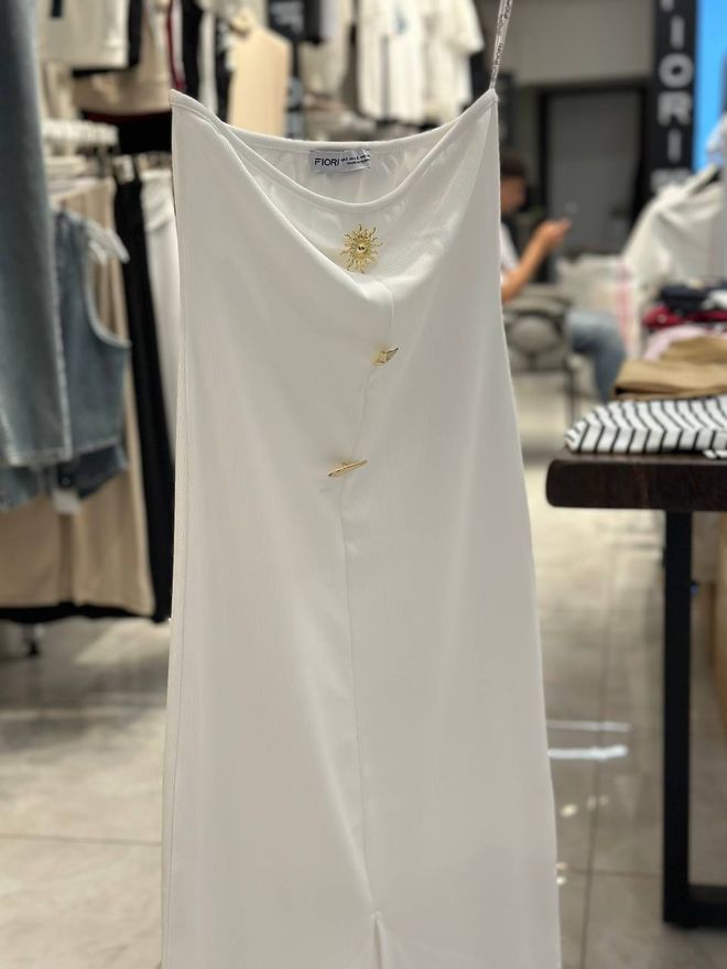 Fiori Balta Eleganti Suknelė Be Rankovių Su Atviru Pečių Iškirpimu Tipo Slip Midi Ilgio Su „Cap Sleeve“ Didmeninė prekyba drabužiais 1