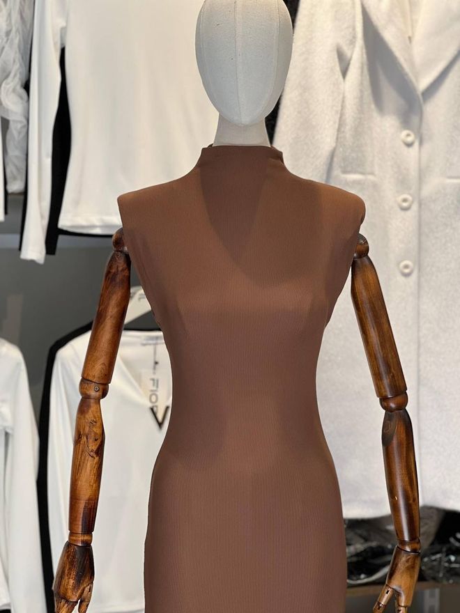 Fiori Brązowa Sukienka Bez Rękawów Ołówkowa Z Zabudowanym Dekoltem Hurtowa sprzedaż odzieży 1