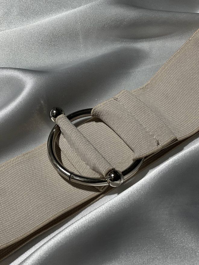 Fiori Elastinis Diržas Su Žiedu Ir Hantelio Sagtimi Didmeninė prekyba drabužiais Kokteilinė