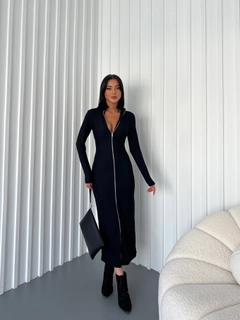 Ein Bekleidungsmodell aus dem Großhandel trägt fio10041-ottoman-fabric-zipper-dress, türkischer Großhandel Kleid von Fiori