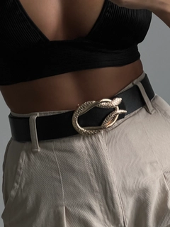 Ein Bekleidungsmodell aus dem Großhandel trägt FIO10001 - Cobra Snake Buckled Jacket Shirt Pants Belt, türkischer Großhandel Gürtel von Fiori