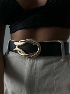 Bir model, Fiori toptan giyim markasının FIO10001 - Cobra Snake Buckled Jacket Shirt Pants Belt toptan Kemer ürününü sergiliyor.