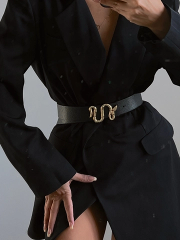 Una modella di abbigliamento all'ingrosso indossa  Cintura da Donna Con Fibbia Serpente
, vendita all'ingrosso turca di Cintura di Fiori