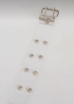 Ein Bekleidungsmodell aus dem Großhandel trägt FIO10007 - Transparent Eyelet Detailed Trouser Belt, türkischer Großhandel Gürtel von Fiori