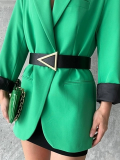 Ein Bekleidungsmodell aus dem Großhandel trägt FIO10008 - Triangle Buckle Dress Belt, türkischer Großhandel Gürtel von Fiori