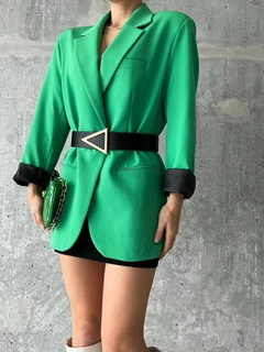 Een kledingmodel uit de groothandel draagt FIO10008 - Triangle Buckle Dress Belt, Turkse groothandel Riem van Fiori