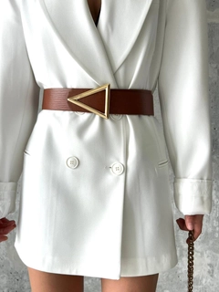 Een kledingmodel uit de groothandel draagt FIO10009 - Triangle Buckle Dress Belt, Turkse groothandel Riem van Fiori